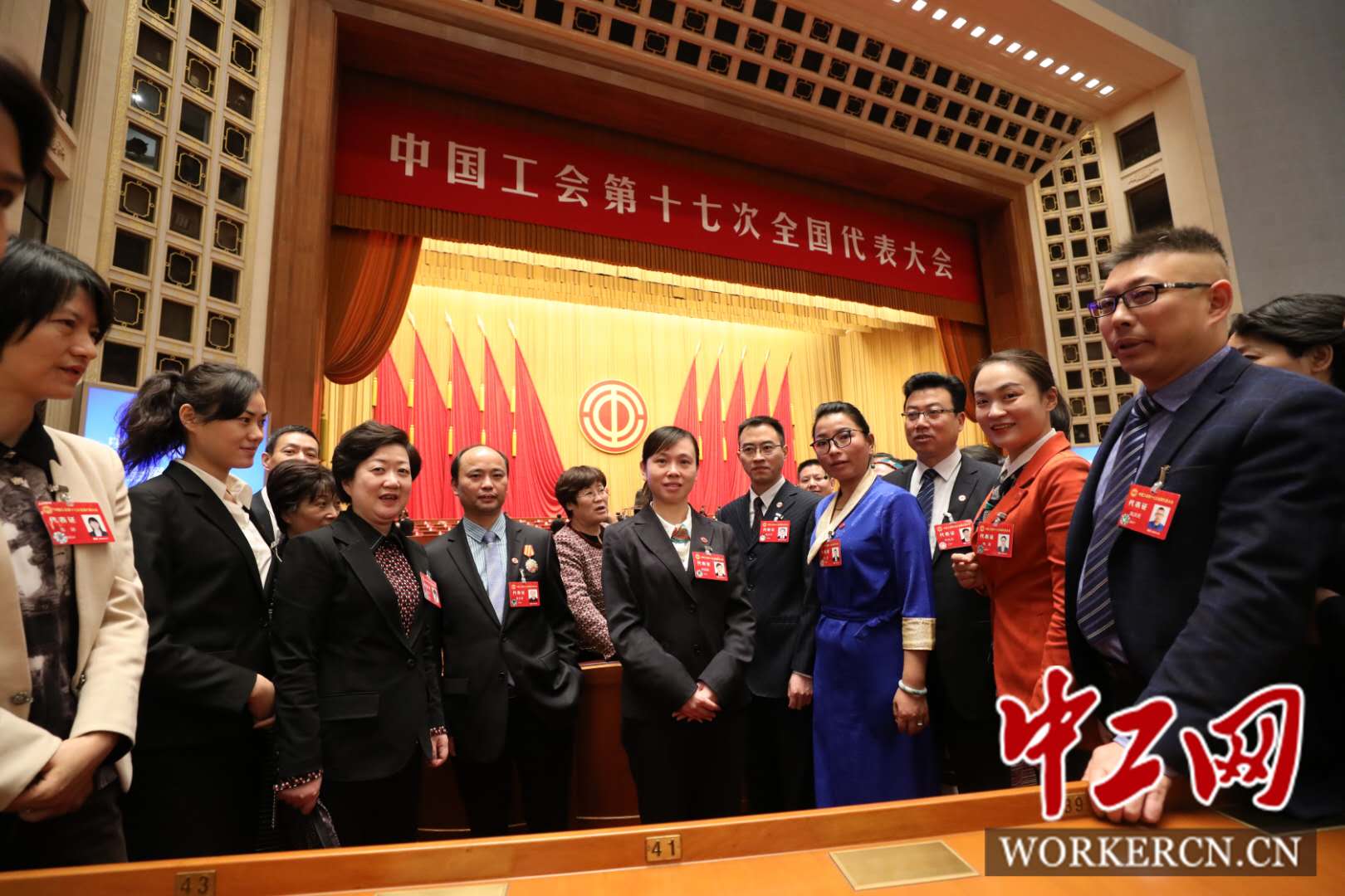 央金（图中右四，蓝衣).jpg